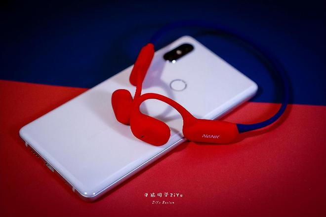卡Runner Air运动耳机体验新利娱乐潮酷后挂式气传导小钢炮：南(图6)