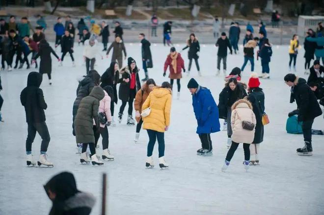 北京多所高校专业冰场对外开放新利体育网站登录冰雪头条：(图2)