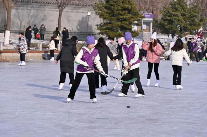 北京多所高校专业冰场对外开放新利体育网站登录冰雪头条：(图6)