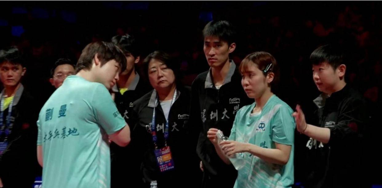 ！0-2到3-2蒯曼迎来大逆转莎莎给蒯曼战术指导平野美宇递水(图3)