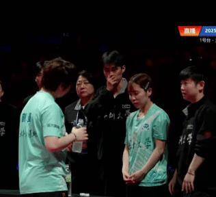 ！0-2到3-2蒯曼迎来大逆转莎莎给蒯曼战术指导平野美宇递水(图5)