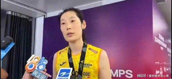 然爆粗口连网友都看不下去了太恶心了！记者采访朱婷时突(图2)