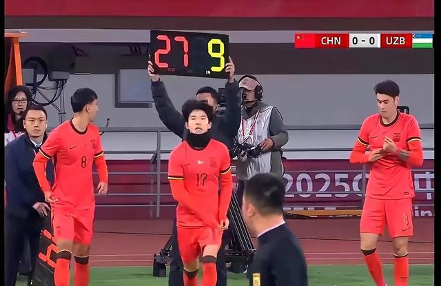 戴围脖把裁判给整懵了笑不活了！国足踢球