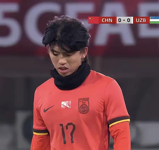 戴围脖把裁判给整懵了笑不活了！国足踢球(图5)