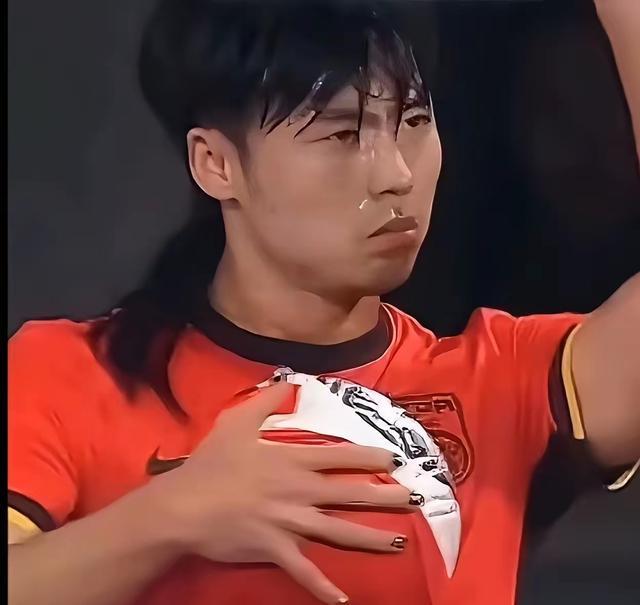 戴围脖把裁判给整懵了笑不活了！国足踢球(图2)